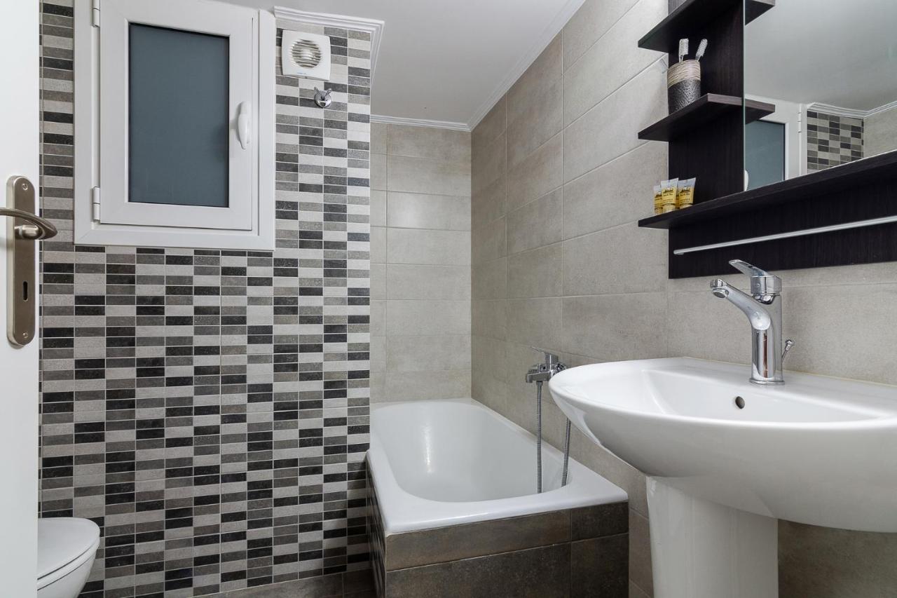 Bright And Spacious 2-Bedrooms Apartment In Афины Экстерьер фото